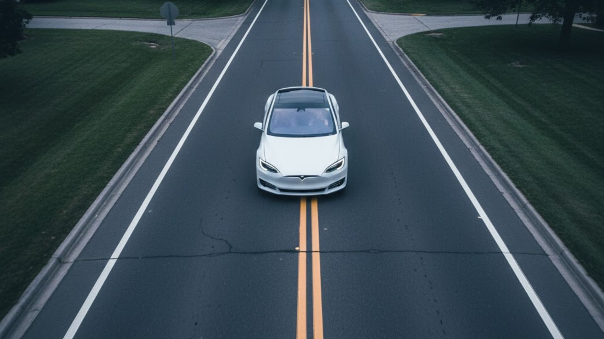 Tesla, la sparata di Musk: “ora potete messaggiare alla guida”, peccato che sia illegale