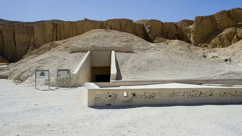 la roccia scistosa di Esna utilizzata nella tomba di Tutankhamon si espande e si contrae naturalmente con i cambiamenti di umidità
