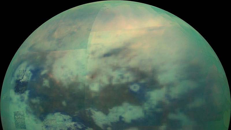laghi di metano sotto l'atmosfera nebbiosa di Titano