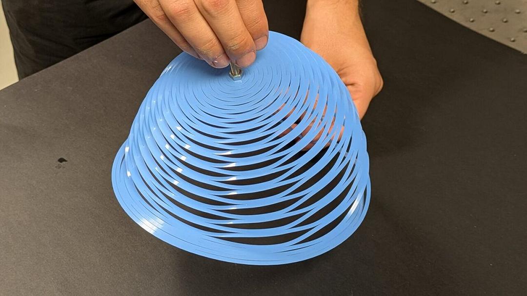 Un disco di plastica tagliato al laser: nasce il paracadute del futuro