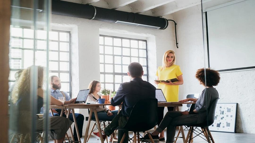 Il mistero delle voci troppo alte in ufficio ha una spiegazione scientifica