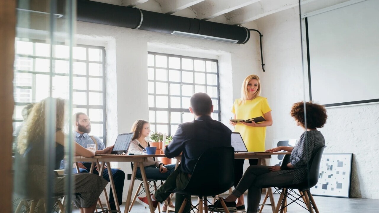 Il mistero delle voci troppo alte in ufficio ha una spiegazione scientifica