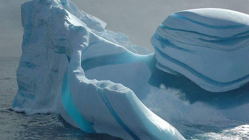 il processo che crea il ghiaccio blu di Allan Hills è lo stesso che si cela dietro le strisce blu degli iceberg