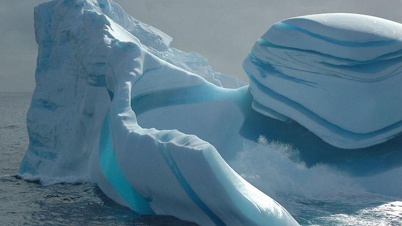 il processo che crea il ghiaccio blu di Allan Hills è lo stesso che si cela dietro le strisce blu degli iceberg