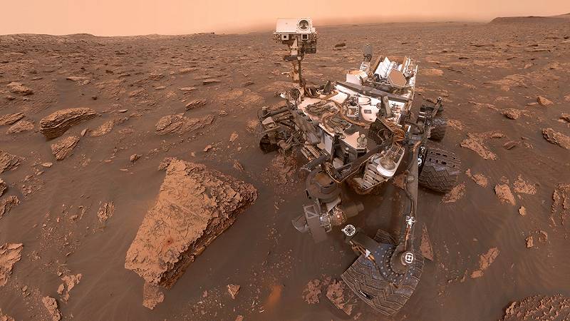 il rover Curiosity della NASA esplora la superficie di Marte