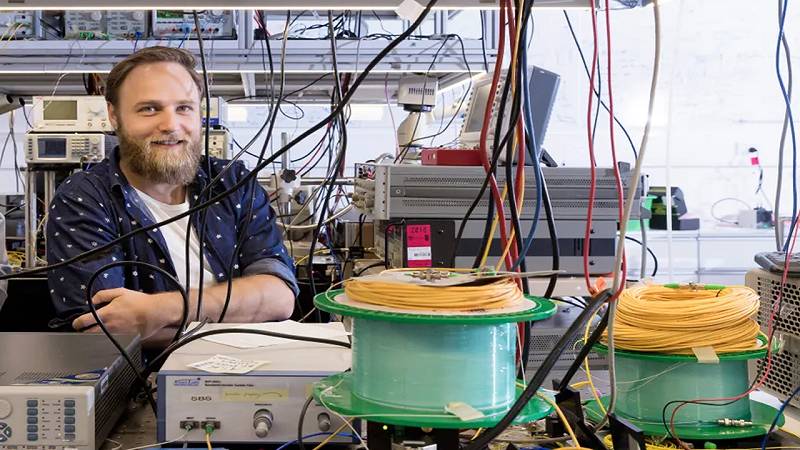l'autore senior, il dott. Moritz Merklein, nei laboratori del Sydney Nanoscience Hub