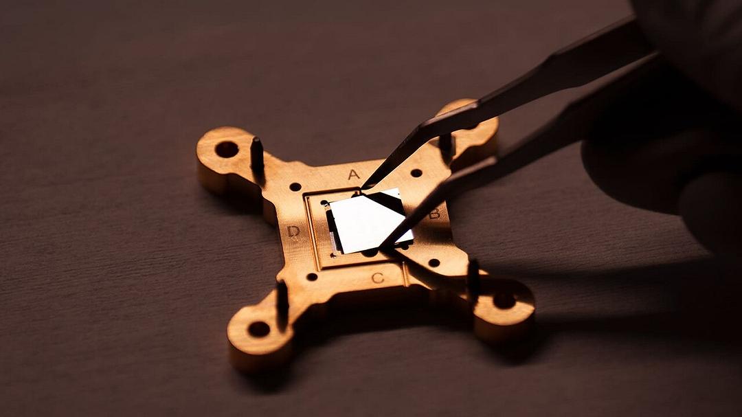 Creato un chip quantistico che dura più a lungo: la svolta arriva da Princeton