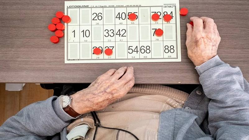 partita di bingo in una casa di cura per anziani