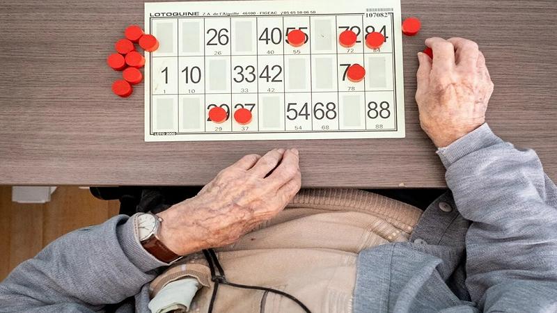 partita di bingo in una casa di cura per anziani