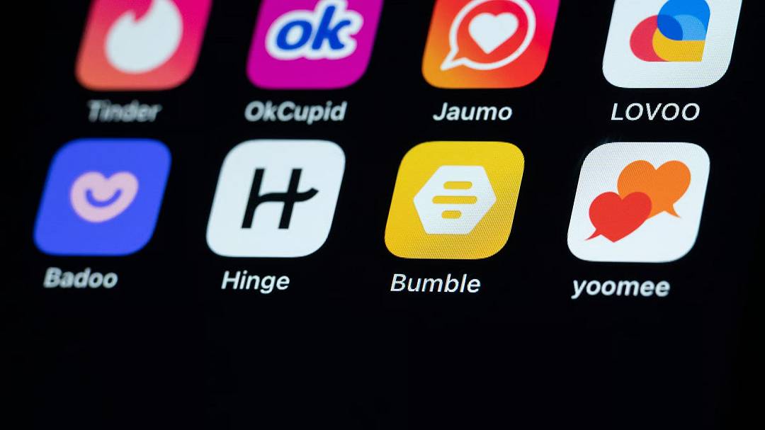 Hinge, il CEO molla per lanciare una dating app alimentata dall’AI