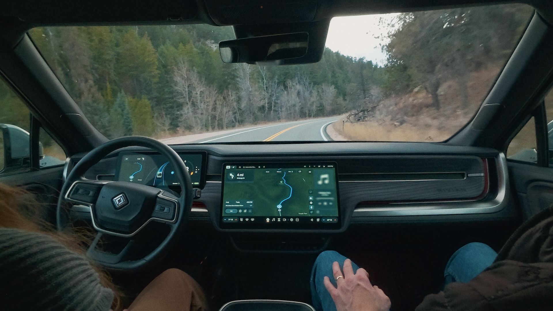 Le auto di Rivian ora si possono ‘guidare’ senza mani sul volante
