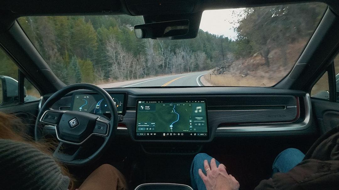 Le auto di Rivian ora si possono ‘guidare’ senza mani sul volante