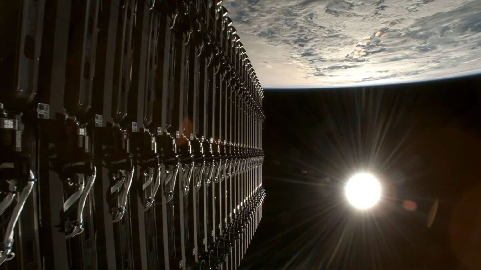 Il sole e la Terra visti da un satellite Starlink di SpaceX