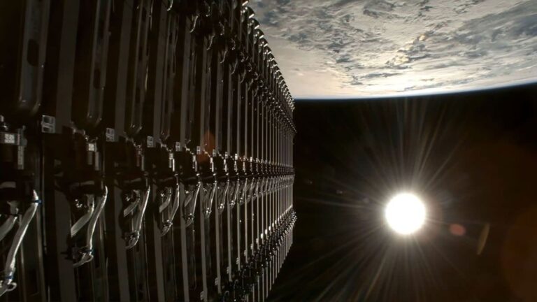 Un satellite Starlink è esploso in orbita creando una pioggia di detriti