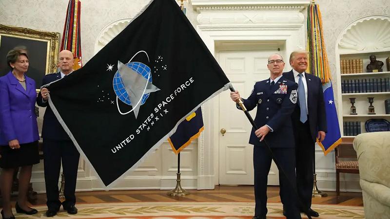 Trump assieme alla bandiera della Space Force