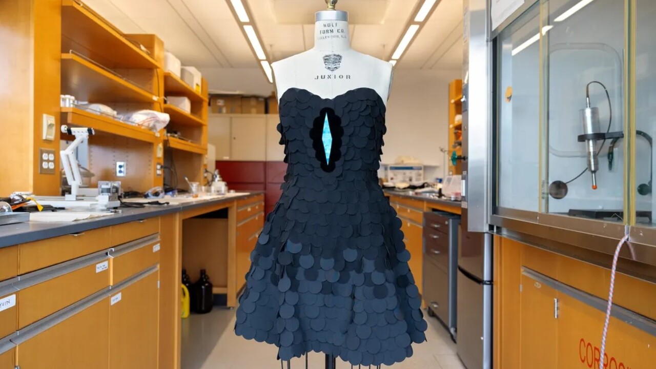 Nanofibrille e melanina sintetica: la scienza dietro il tessuto più nero mai registrato