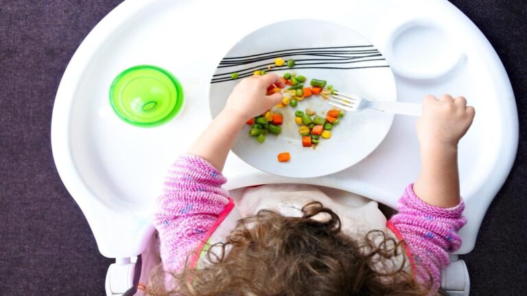 Vegani e vegetariani da piccoli? La scienza chiarisce vantaggi e carenze nutrizionali