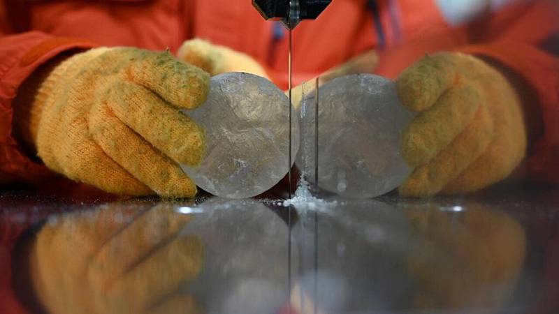 campioni di carote di ghiaccio prelevati da un ghiacciaio nella catena montuosa del Pamir in Tagikistan