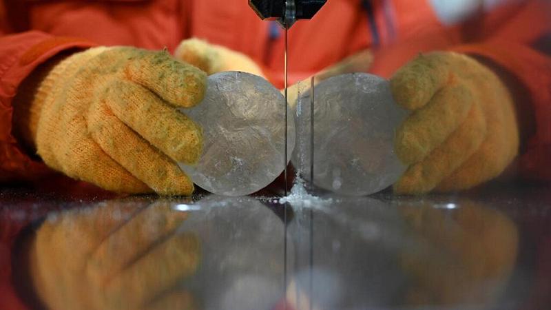 campioni di carote di ghiaccio prelevati da un ghiacciaio nella catena montuosa del Pamir in Tagikistan