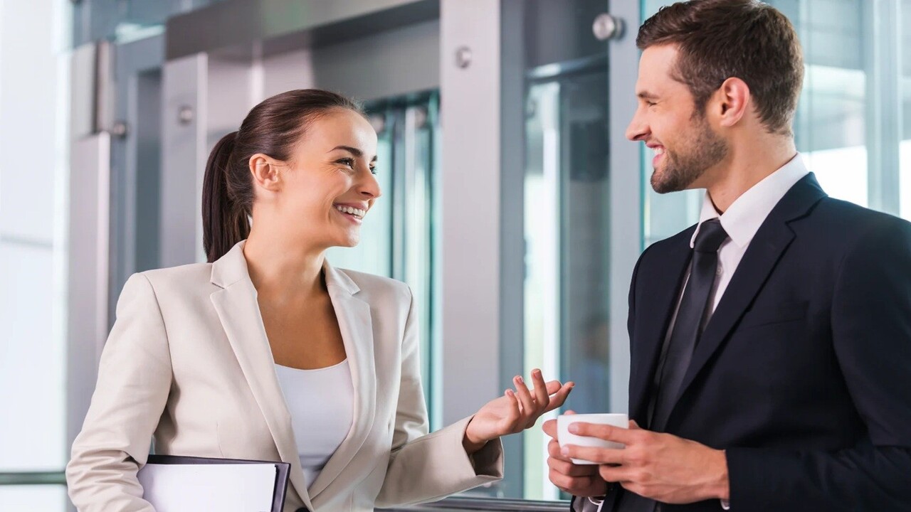 Un gesto quotidiano svela quanto stiamo davvero seguendo una conversazione