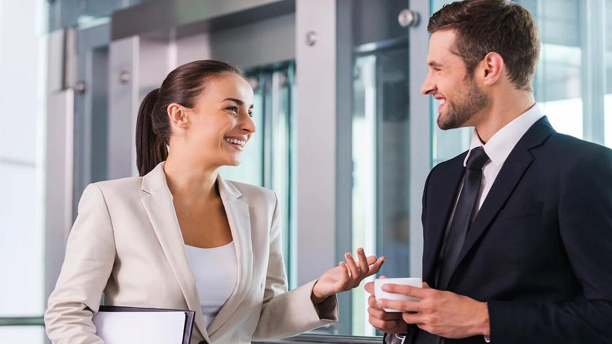 Un gesto quotidiano svela quanto stiamo davvero seguendo una conversazione