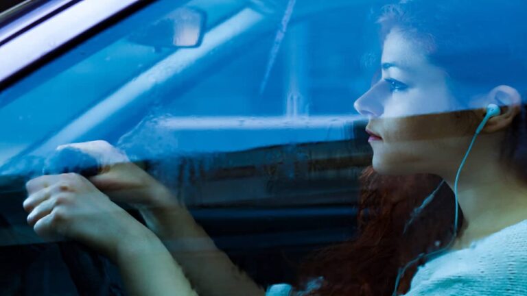 Conversazioni al volante: uno studio evidenzia un effetto nascosto sui movimenti oculari