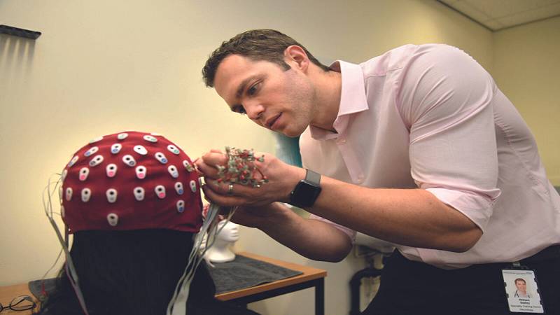 dottor Will Sedley, neurologo consulente e ricercatore presso l'Università di Newcastle sperimenta un trattamento contro l'acufene