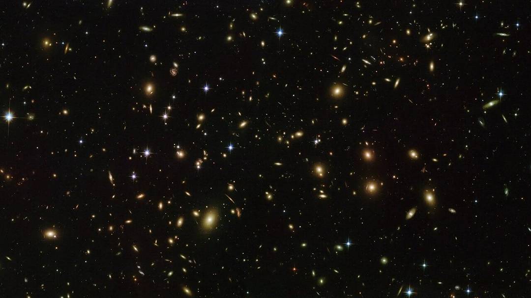 Tecnofirme e lampi misteriosi: la nuova idea che cambia la ricerca aliena