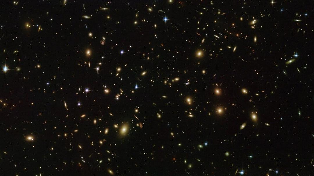 Tecnofirme e lampi misteriosi: la nuova idea che cambia la ricerca aliena