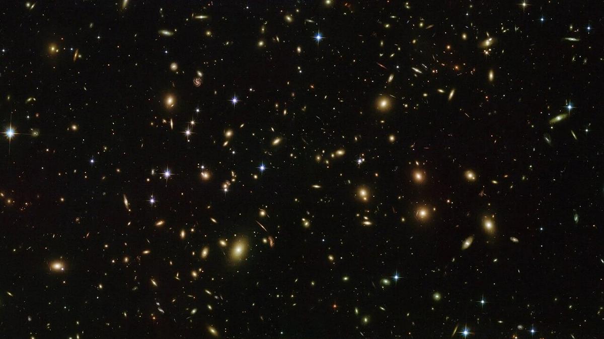 Tecnofirme e lampi misteriosi: la nuova idea che cambia la ricerca aliena