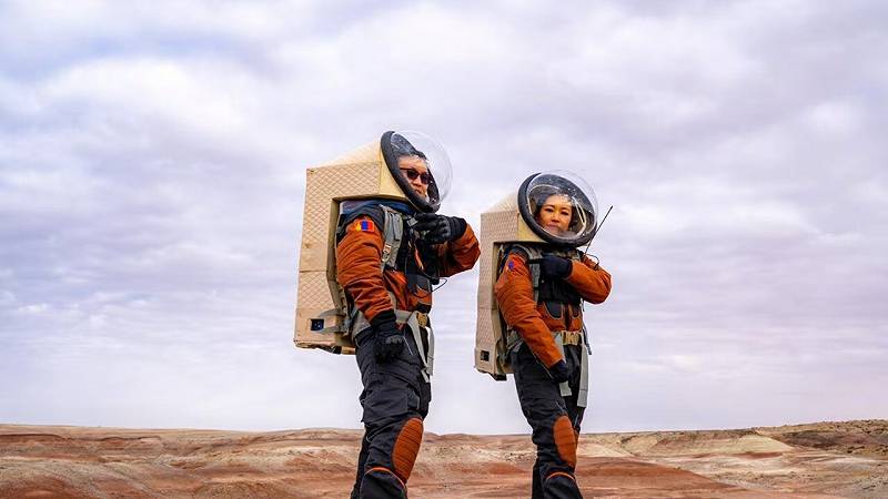 l'equipaggio del MARS-V testa il prototipo di tute spaziali analogiche