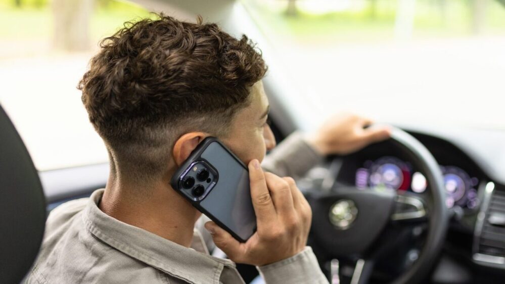 parlare alla guida rallenta i movimenti oculari del conducente