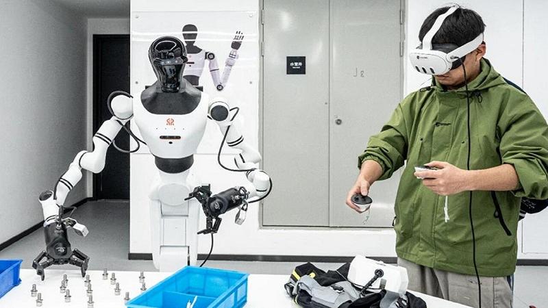 un addestratore mostra un compito a un umanoide