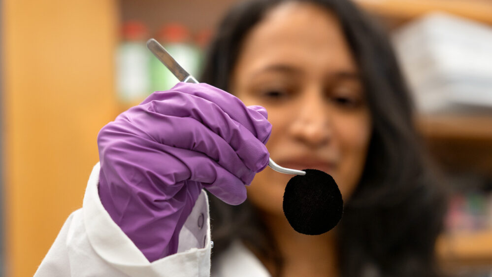 un campione del tessuto più nero mai registrato