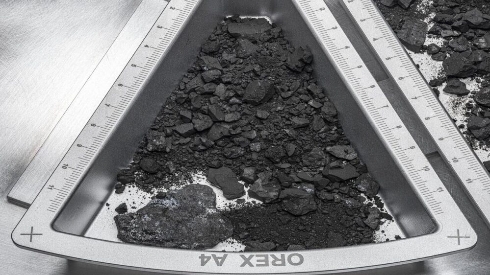 un contenitore contenente rocce e polvere provenienti dall'asteroide Bennu