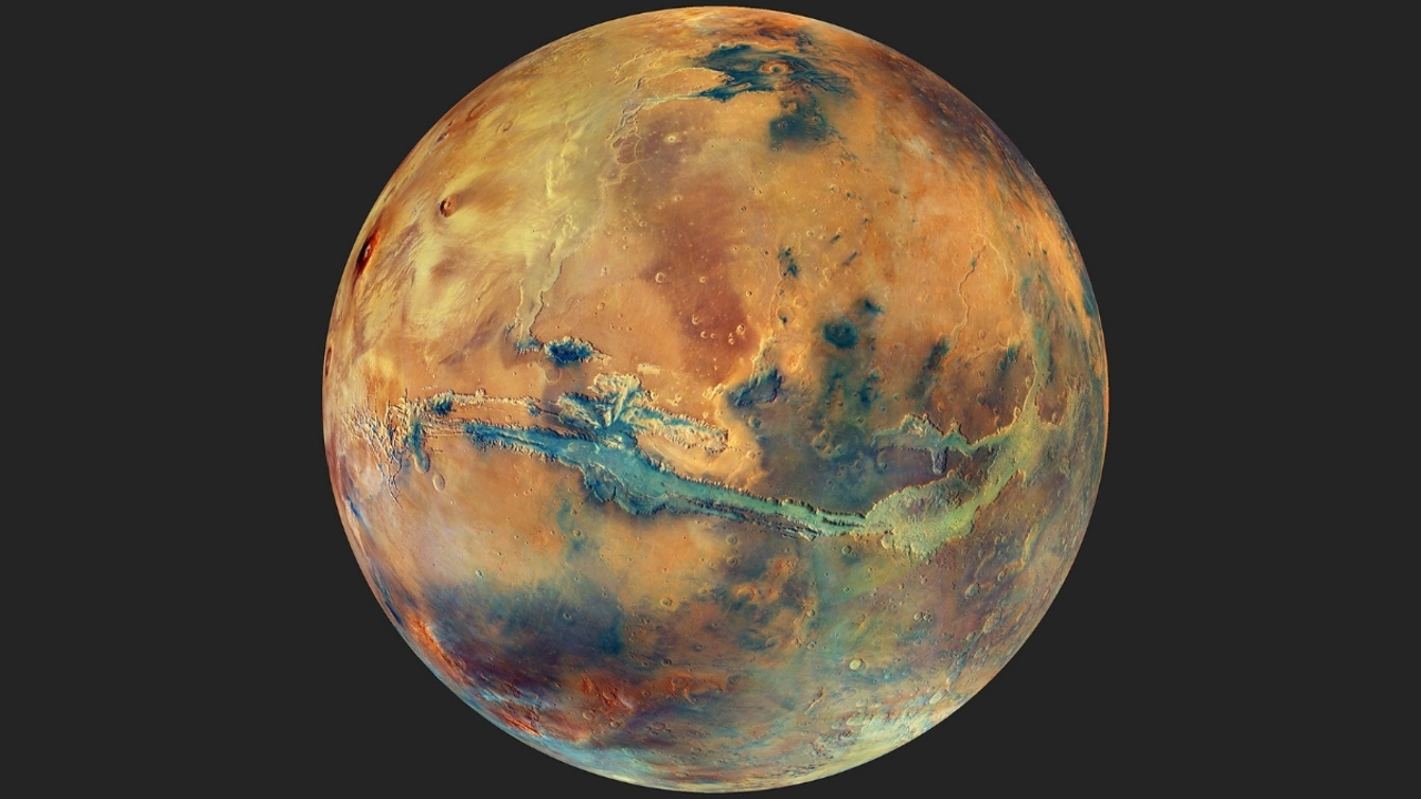 un mosaico di colori globali di Marte con contrasto migliorato