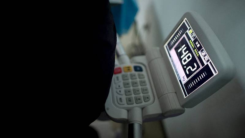 una bilancia mostra il peso di un bambino in un ospedale di Pechino