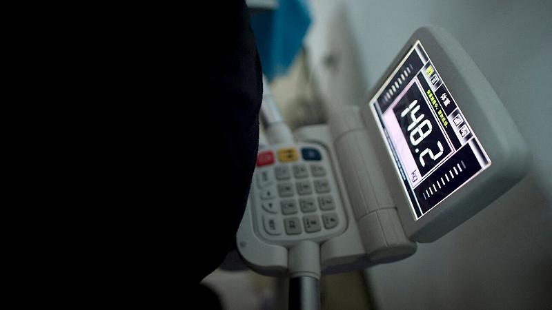 una bilancia mostra il peso di un bambino in un ospedale di Pechino