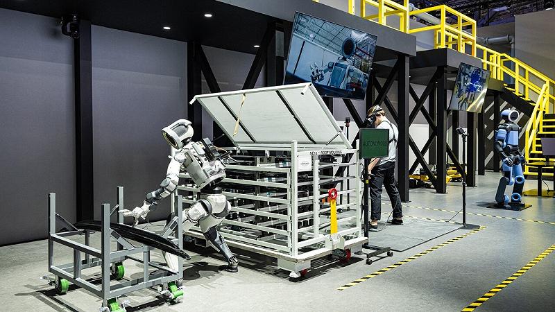 Atlas presenta componenti mobili per auto presso lo stand espositivo di Hyundai Motor Group al CES 2026 di Las Vegas