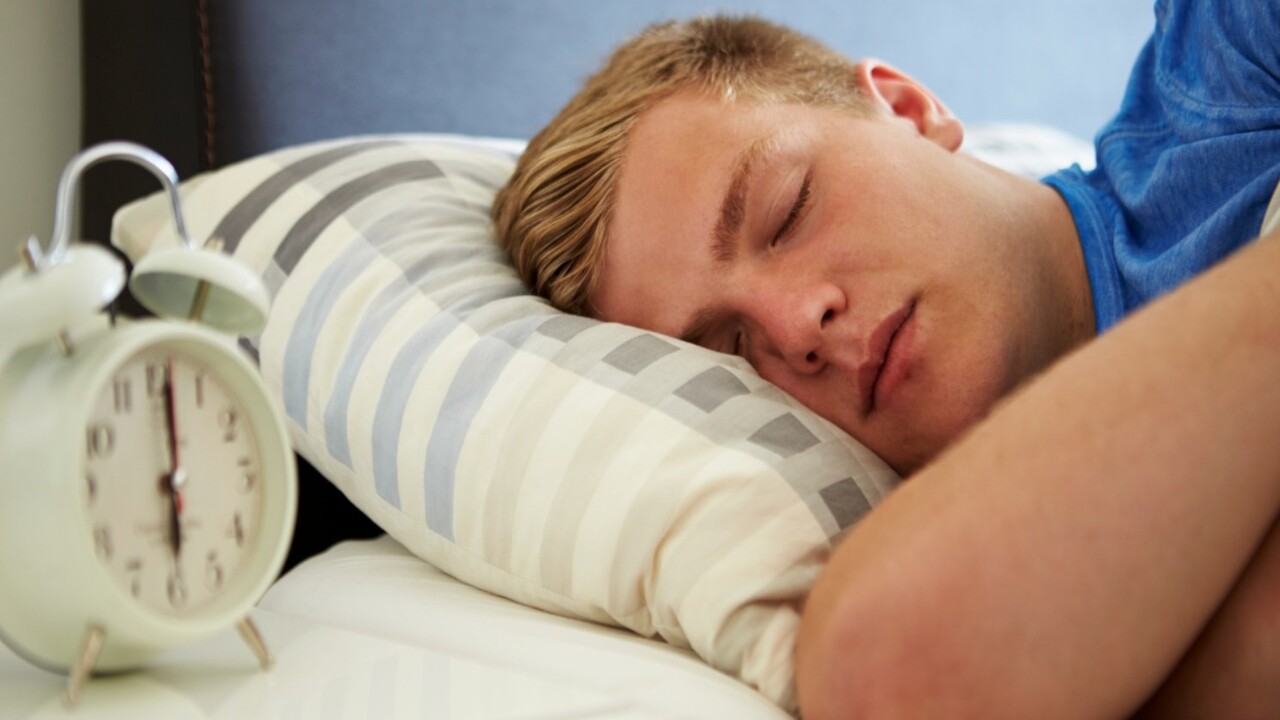 adolescente che dorme fino a tardi durante il fine settimana