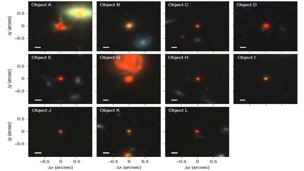 alcuni dei piccoli puntini rossi studiati, fotografati dalla NIRCam del telescopio James Webb