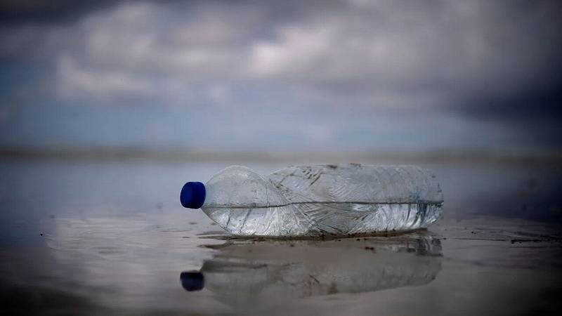 bottiglia di plastica su una spiaggia a Plomeur in Francia