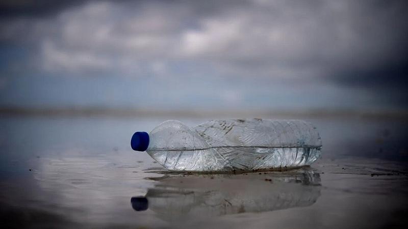 bottiglia di plastica su una spiaggia a Plomeur in Francia