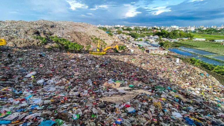 Pericoli nei rifiuti: metalli pesanti e batteri resistenti mettono a rischio intere comunità