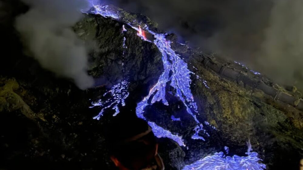 il vulcano indonesiano Kawah Ijen dalla lava blu