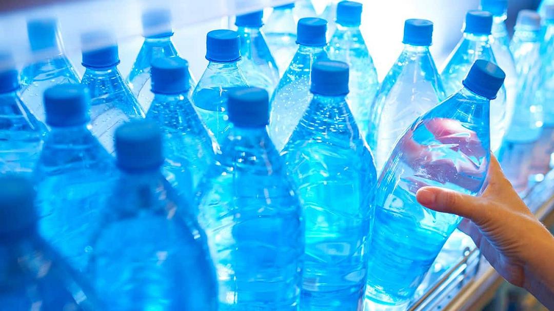 Microplastiche nelle bottiglie: uno studio rivela un rischio nascosto per il pancreas