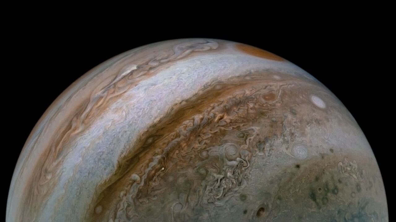 Simulazioni avanzate svelano aspetti inattesi del pianeta Giove