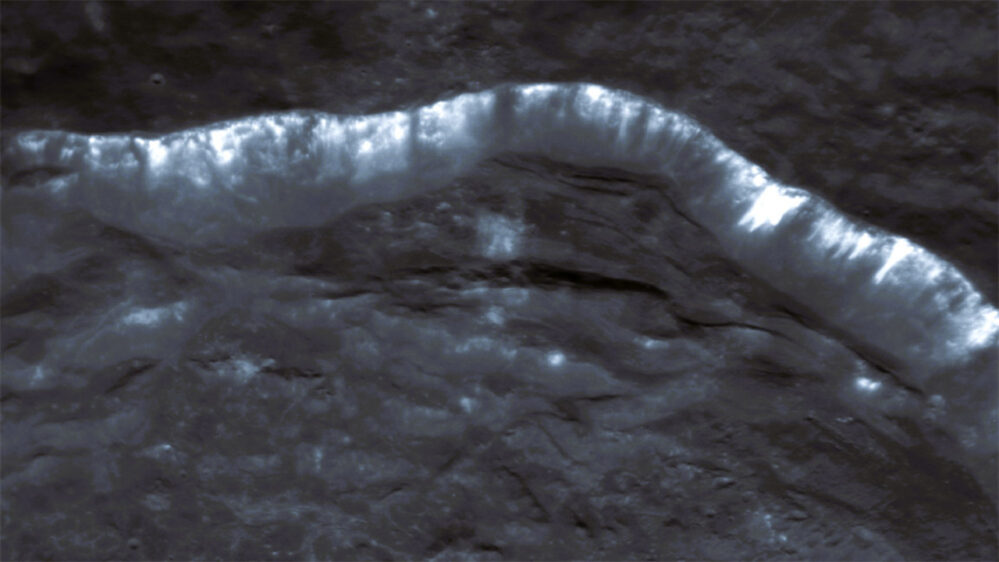 strisce luminose che provengono dal bordo di un cratere su Mercurio