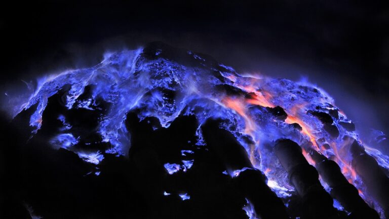Il vulcano dalle fiamme blu: un fenomeno raro spiegato dalla scienza