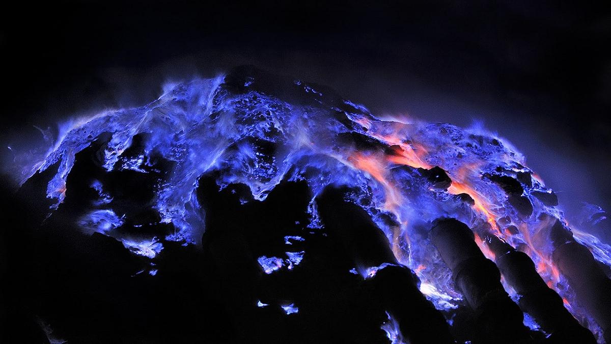 Il vulcano dalle fiamme blu: un fenomeno raro spiegato dalla scienza